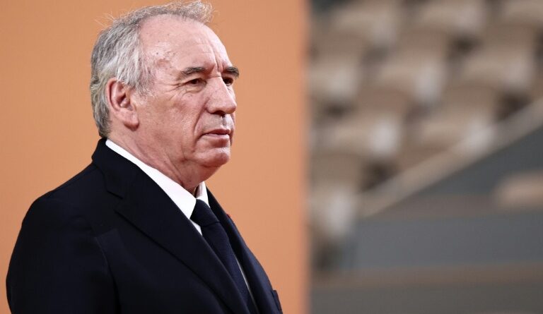 A une semaine du vote de confiance, Bayrou entame des consultations politiques