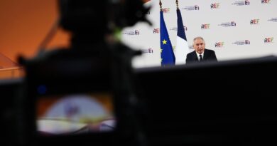A une semaine du vote de confiance à l’Assemblée, Yaël Braun-Pivet demande à François Bayrou d’« abandonner » la suppression des deux jours fériés
