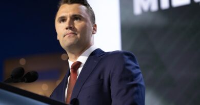 Assassinat de Charlie Kirk : le FBI identifie un suspect armé, Trump dénonce un " crime politique "