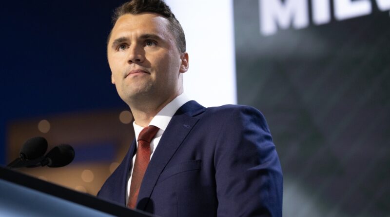 Assassinat de Charlie Kirk : le FBI identifie un suspect armé, Trump dénonce un " crime politique "