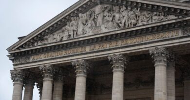 «Aux grands hommes et aux grandes femmes...» : Elisabeth Borne veut dégenrer le fronton du Panthéon