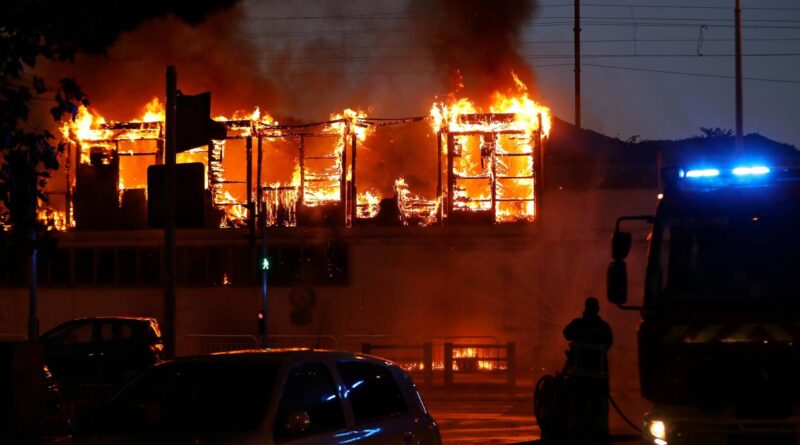 Bâtiment détruit, circulation perturbée, flammes visibles à des kilomètres... Ce que l’on sait de l'incendie impressionnant ce dimanche soir à Nice-Est