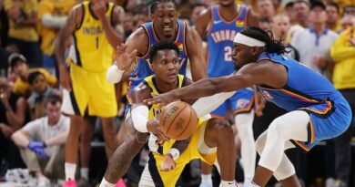 Deux joueurs de basket se disputent le ballon.