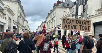 "Bloquons tout" : Plus de deux cent manifestants place Jean-Jaurès, à Tours - ici