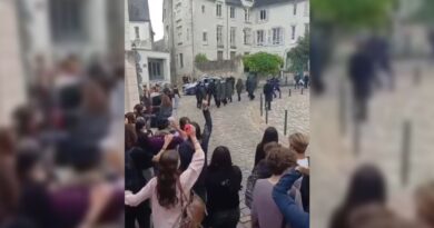 "Bloquons tout" : à Tours, des lycéens de Paul-Louis Courier délogés à coups de matraque par les forces de l'ordre - ici