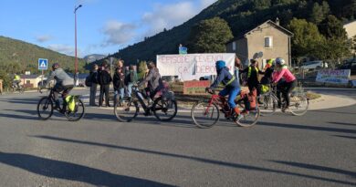 "Bloquons tout" : une centaine de personnes rassemblées à Florac et des automobilistes solidaires