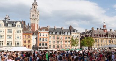 Braderie de Lille 2025 : Mélenchon, Tondelier, Darmanin, entre le vote de confiance et les municipales, la fête sera plus politique que jamais