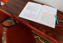 Un cahier de doléances posé sur une table de la mairie de Cagnes-sur-mer, ©Valery Hache/AFP