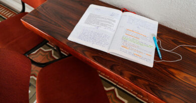 Un cahier de doléances posé sur une table de la mairie de Cagnes-sur-mer, ©Valery Hache/AFP