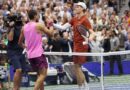 Deux joueurs de tennis se serrent la main au filet. 