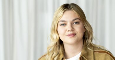 "C’est simple, on se parle, j’ai mal" : Louane révèle souffrir "tout le temps", la chanteuse confie être atteinte d’une maladie chronique