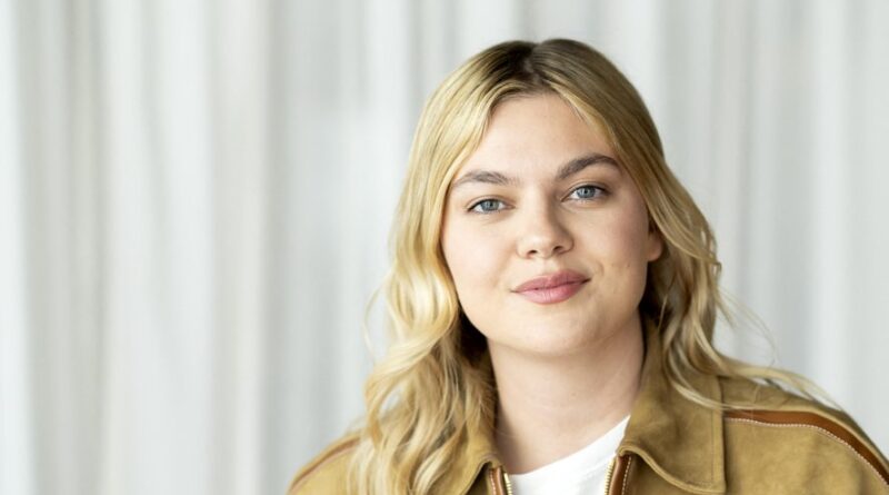 "C’est simple, on se parle, j’ai mal" : Louane révèle souffrir "tout le temps", la chanteuse confie être atteinte d’une maladie chronique