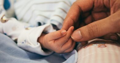« C’était le prénom de ma grand-tante » : quand les prénoms rétro divisent les générations