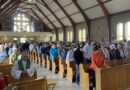 De nombreuses personnes à l'intérieur d'une église.