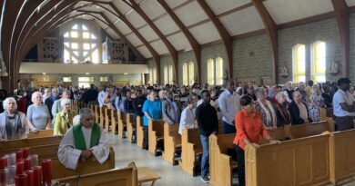 De nombreuses personnes à l'intérieur d'une église.
