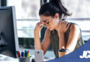Femme community manager épuisée