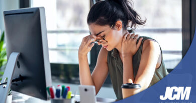 Femme community manager épuisée