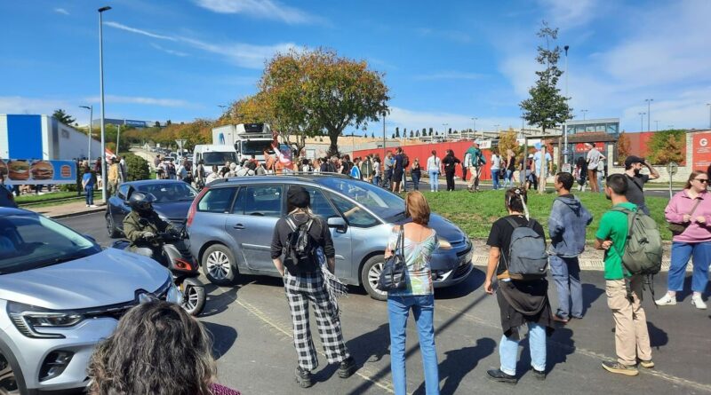 DIRECT - "Bloquons tout" : la mobilisation dans l'Yonne avec plus de 300 personnes à Auxerre, actuellement aux Clairions - ici