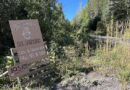 Un panneau indique le chemin vers le camp et le sanctuaire pour chiens de Teresa Brown.