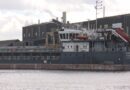 Depuis trois ans, ce bateau est coincé dans le port avec six marins à bord : "Une situation critique"