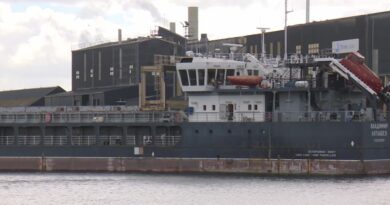 Depuis trois ans, ce bateau est coincé dans le port avec six marins à bord : "Une situation critique"