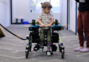 Un enfant avance en utilisant un dispositif de marche.