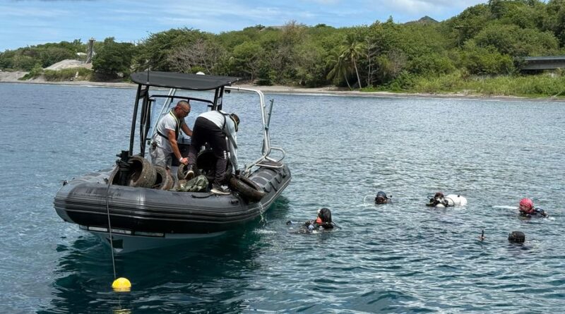 Des équipes de plongeurs récupèrent des dizaines de pneus dans les fonds marins lors d'une opération de dépollution à Saint-Pierre