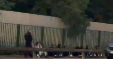 Des jeunes assis au bord d’une route : le contrôle de police dans le 93 vire à la passe d’armes entre le député et le préfet