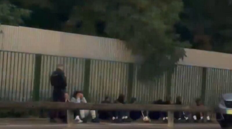 Des jeunes assis au bord d’une route : le contrôle de police dans le 93 vire à la passe d’armes entre le député et le préfet