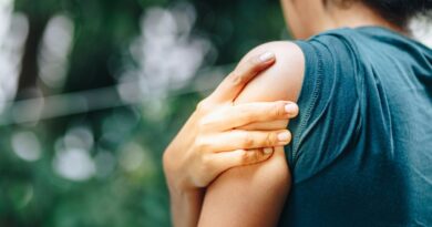 Douleur au bras gauche : pourquoi ai-je mal ? Est-ce un infarctus ?