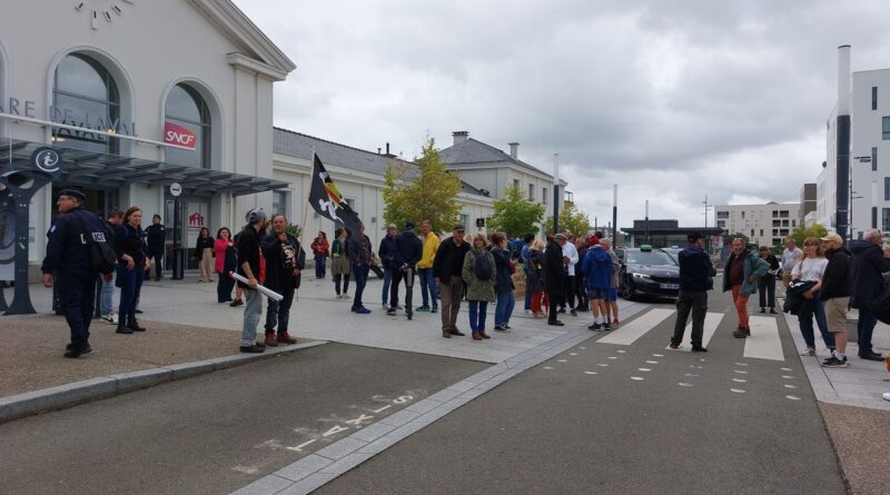 EN DIRECT - "Bloquons tout" : rassemblement et manifestation sur le parvis de la gare de Laval  - ici