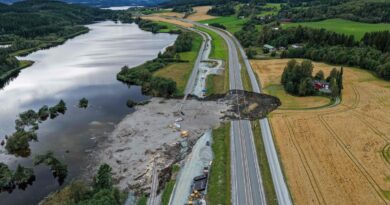 EN IMAGES | Une autoroute et une voie ferrée emportées par un glissement de terrain en Norvège