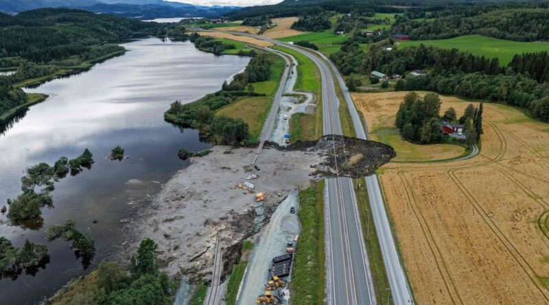 EN IMAGES | Une autoroute et une voie ferrée emportées par un glissement de terrain en Norvège