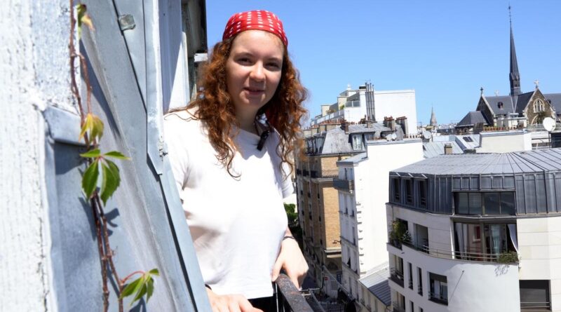 Elisa a passé la canicule dans un studio sous les toits : « Chez moi, il fait 33 °C dès le matin »