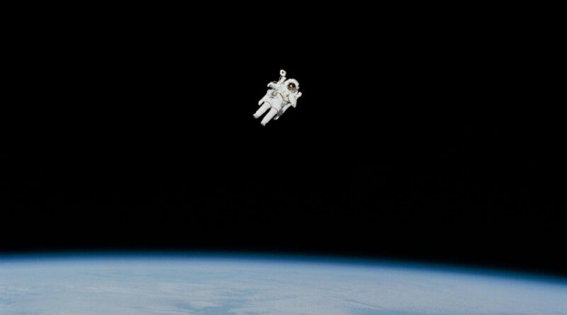 Elle pensait parler à un astronaute coincé dans l’espace, il l’escroque de 6000 euros