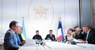 Emmanuel Macron annonce l'engagement de 26 pays à garantir la sécurité de l'Ukraine  - Euractiv FR