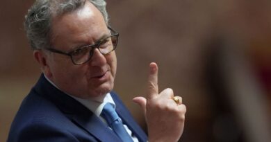Emmanuel Macron décore son "ami" Richard Ferrand de la Légion d’honneur