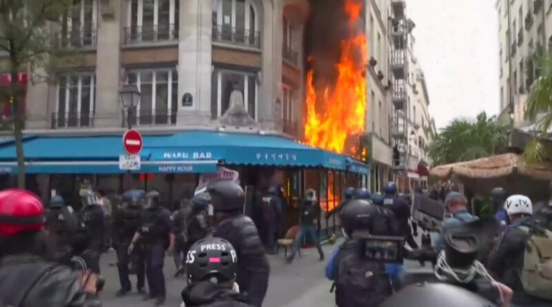 En direct Social. "Bloquons tout " : l'incendie d'une façade d'immeuble à Paris peut-être provoqué par la police