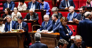 En direct, chute du gouvernement Bayrou : posez vos questions à Françoise Fressoz, éditorialiste au « Monde »