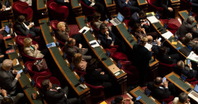 Entre enthousiasme et fatalisme, la droite sénatoriale prend acte de l’arrivée de Sébastien Lecornu à Matignon - Public Sénat