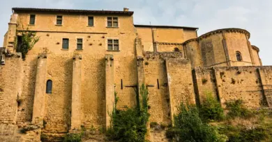 Entre remparts et Garonne : immersion dans cette cité médiévale secrète et méconnue qui défie le temps en Sud-Gironde