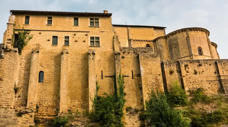 Entre remparts et Garonne : immersion dans cette cité médiévale secrète et méconnue qui défie le temps en Sud-Gironde