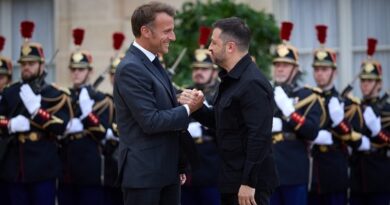 Entretien du Président de la République avec Volodymyr Zelensky, Président de l’Ukraine, à Paris