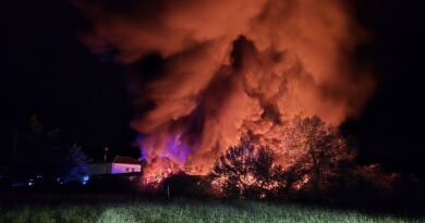 Explosion de bouteilles de gaz et plusieurs camping-cars détruits dans un incendie de hangar