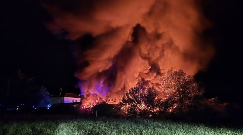 Explosion de bouteilles de gaz et plusieurs camping-cars détruits dans un incendie de hangar