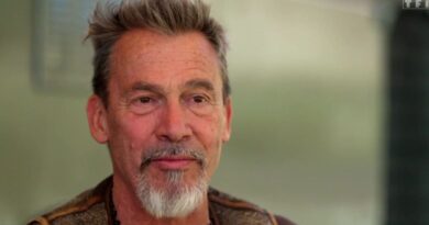 Florent Pagny : ce changement physique est une conséquence de son traitement contre le cancer et le chanteur en est satisfait ! "Je rajeunis en fait"