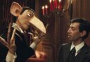 Un homme (Eric Elmosnino) en complet face à une marionnette lui ressemblant.