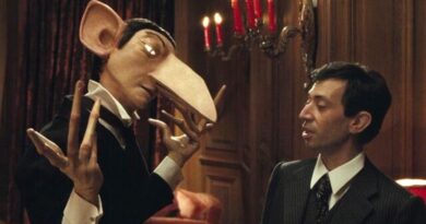 Un homme (Eric Elmosnino) en complet face à une marionnette lui ressemblant.