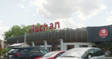 Grande distribution : un salarié mis à pied pour avoir chanté trop fort