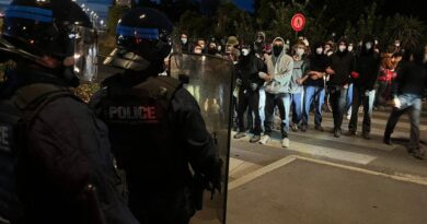 Grève du 10 septembre : un premier blocage provoque déjà des affrontements, la police essaie d'évacuer les manifestants